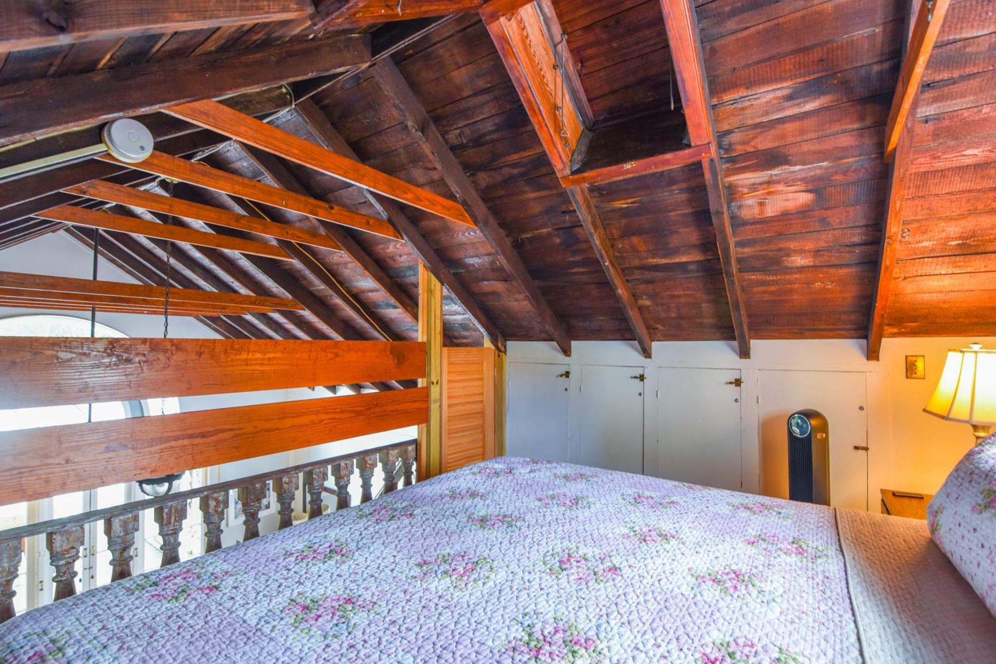 New Coastal Rose - Bright Loft With High Ceilings Apartment