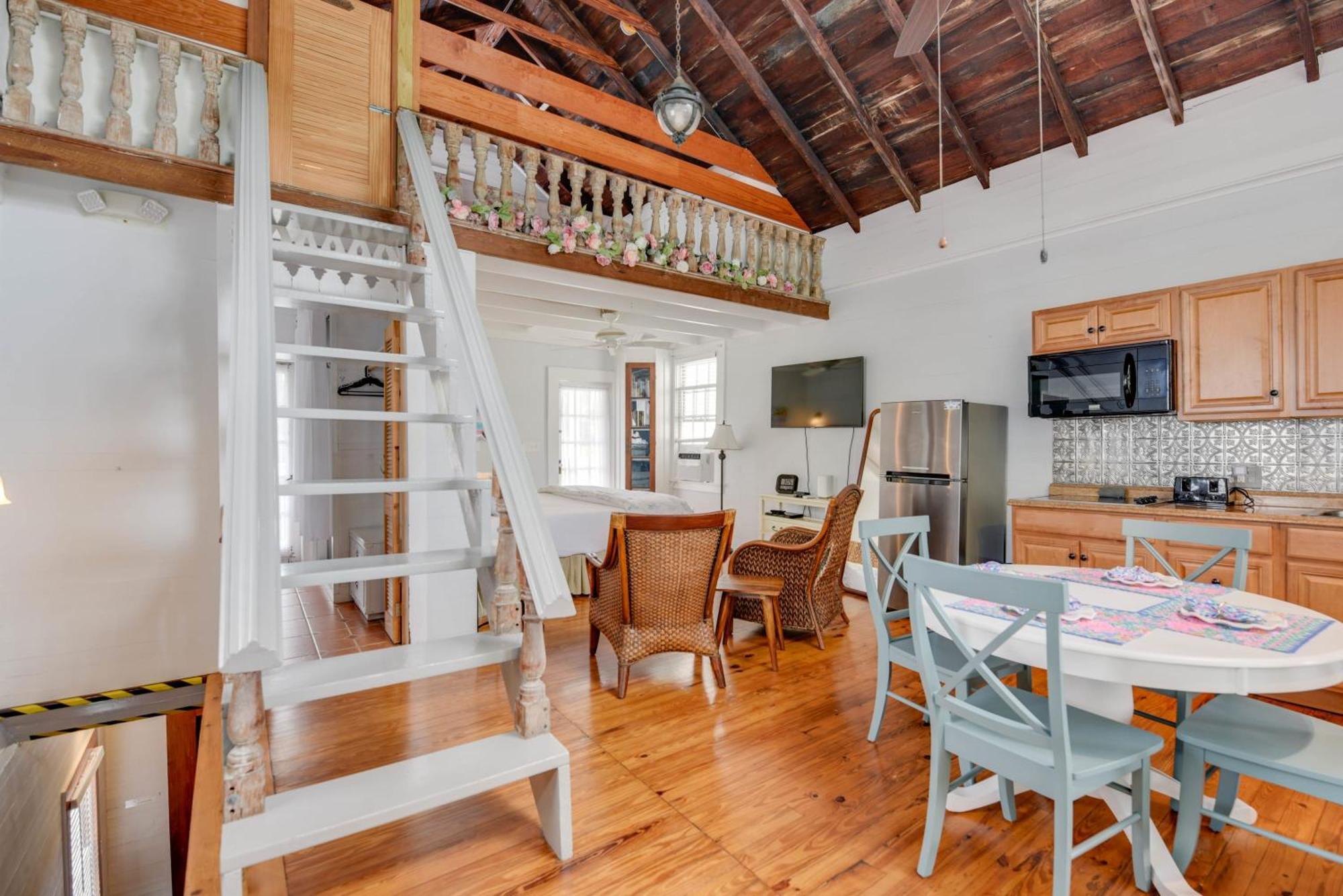 Apartment New Coastal Rose - Bright Loft With High Ceilings Key West