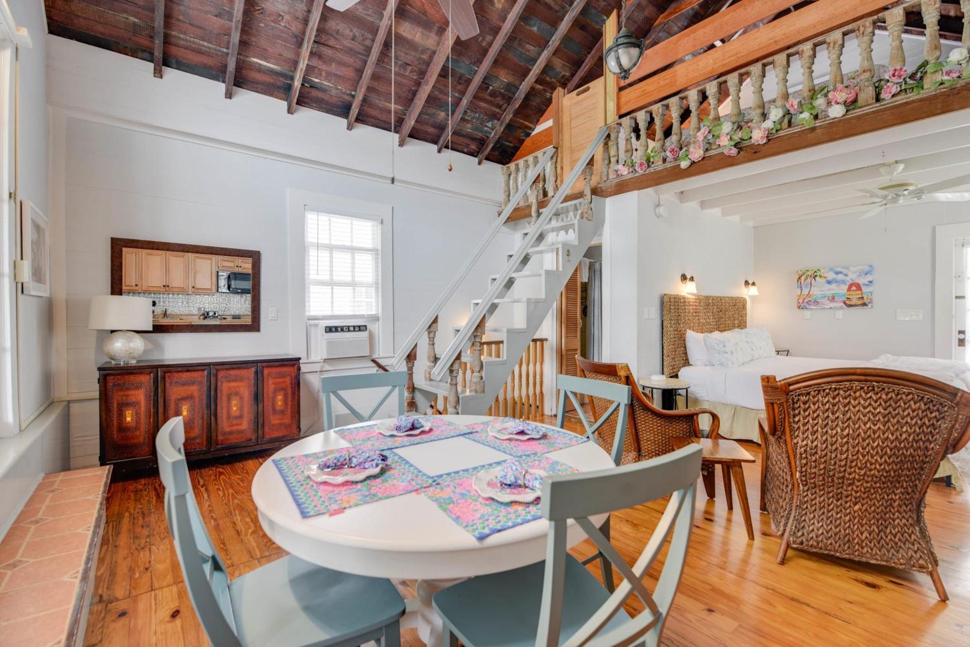 New Coastal Rose - Bright Loft With High Ceilings * Key West