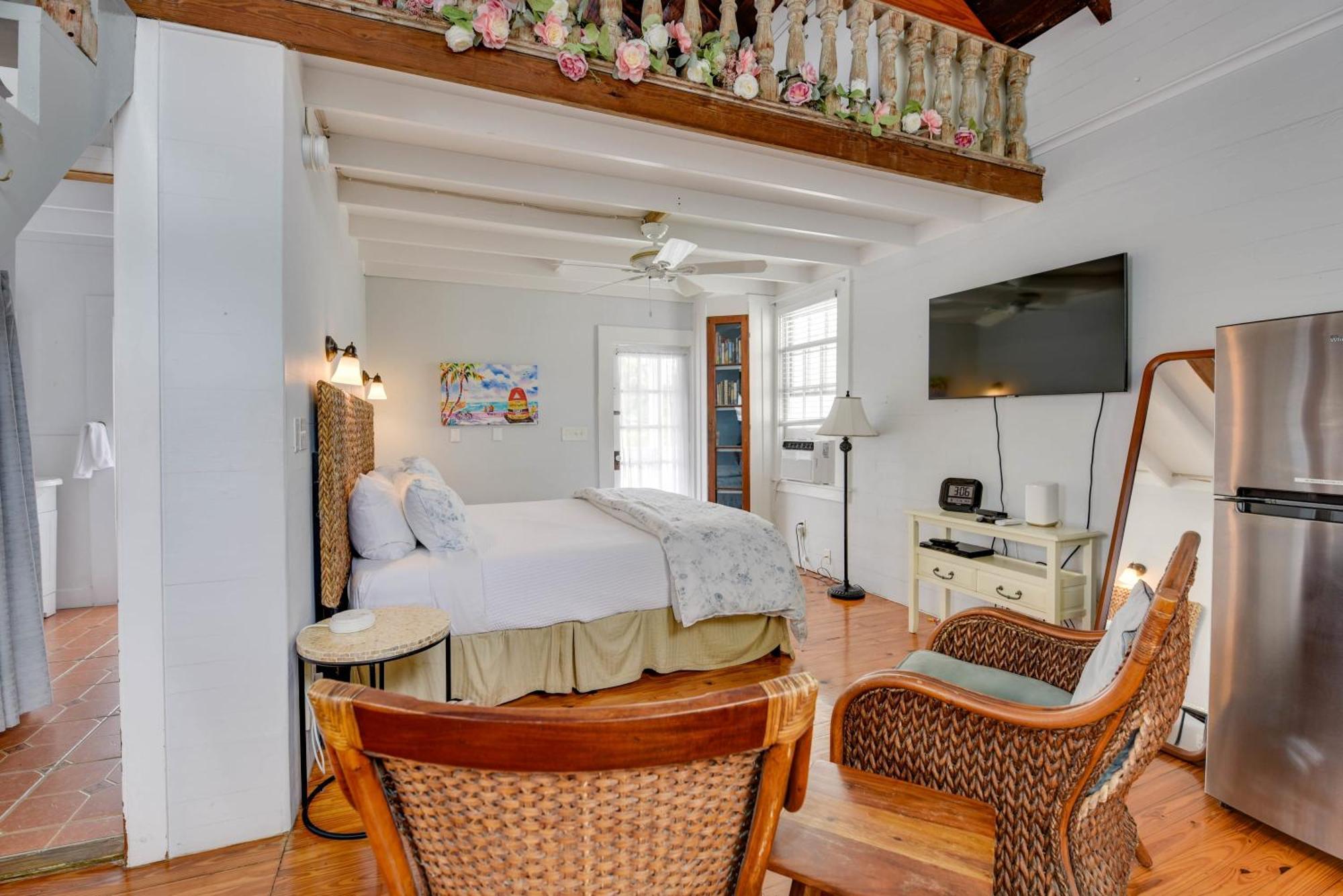 Apartment New Coastal Rose - Bright Loft With High Ceilings *