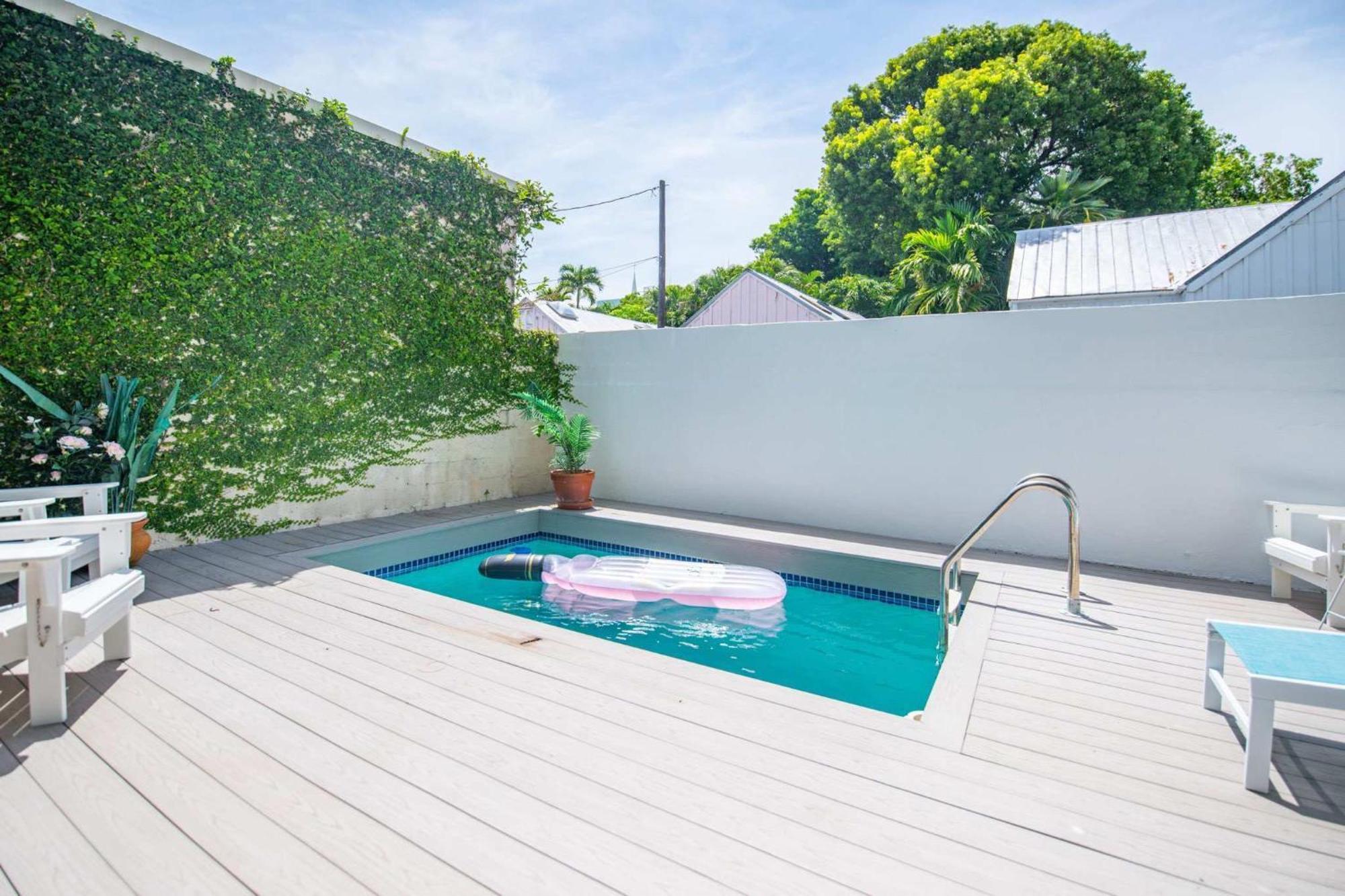New Rose Retreat - Pool & Parking