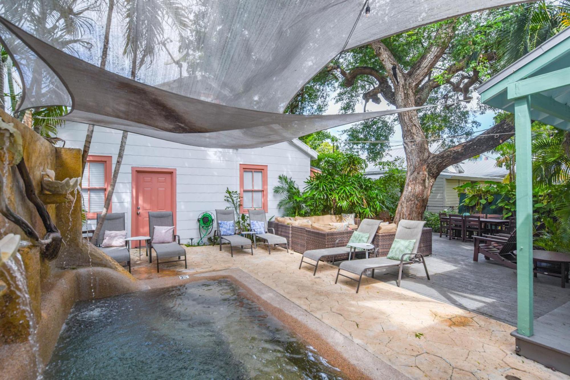 African Queen - Harbor Walk Hideaways