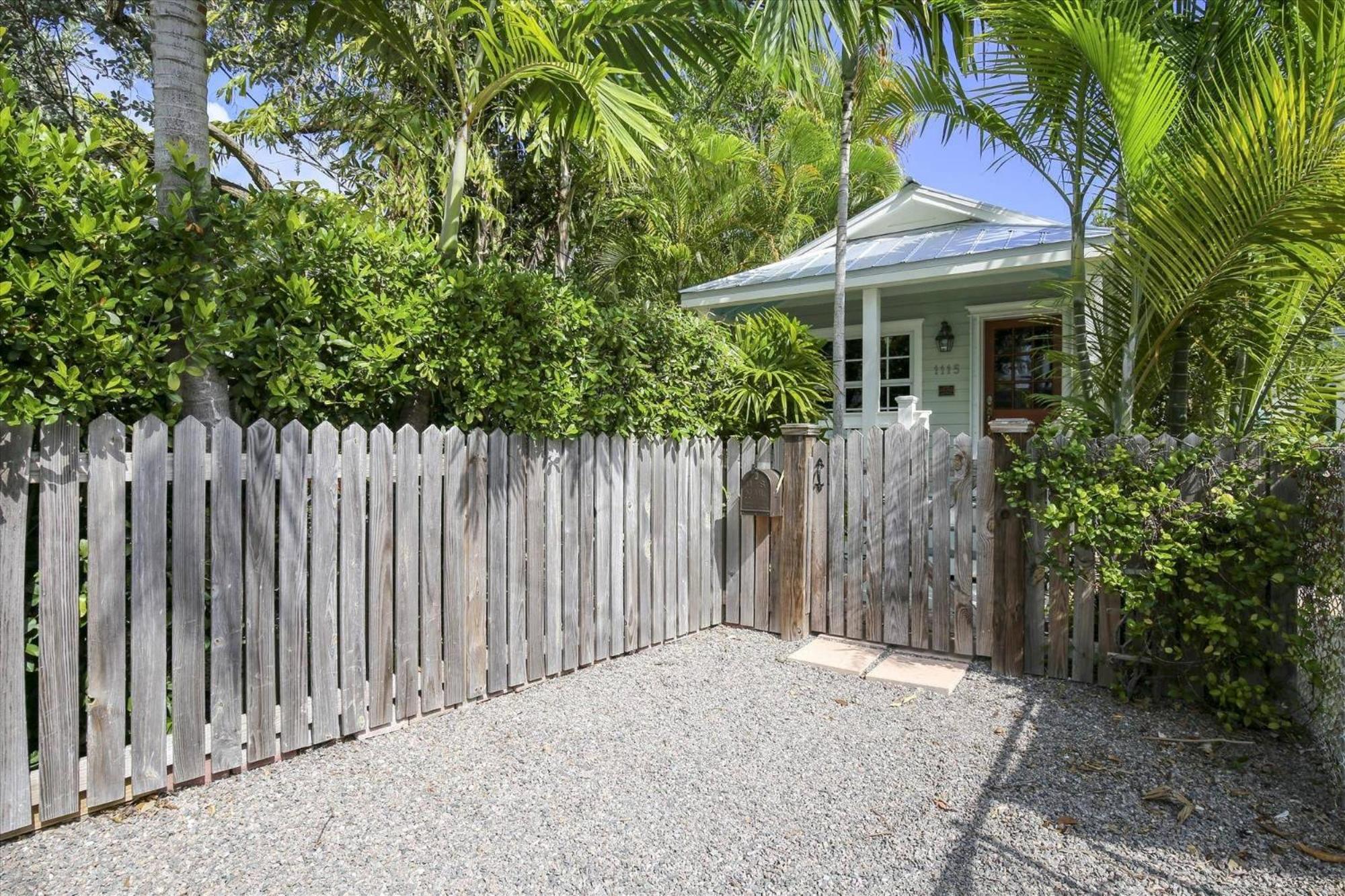 Holiday home Paradise Palms: Beachside Getaway With Outdoor Living *
