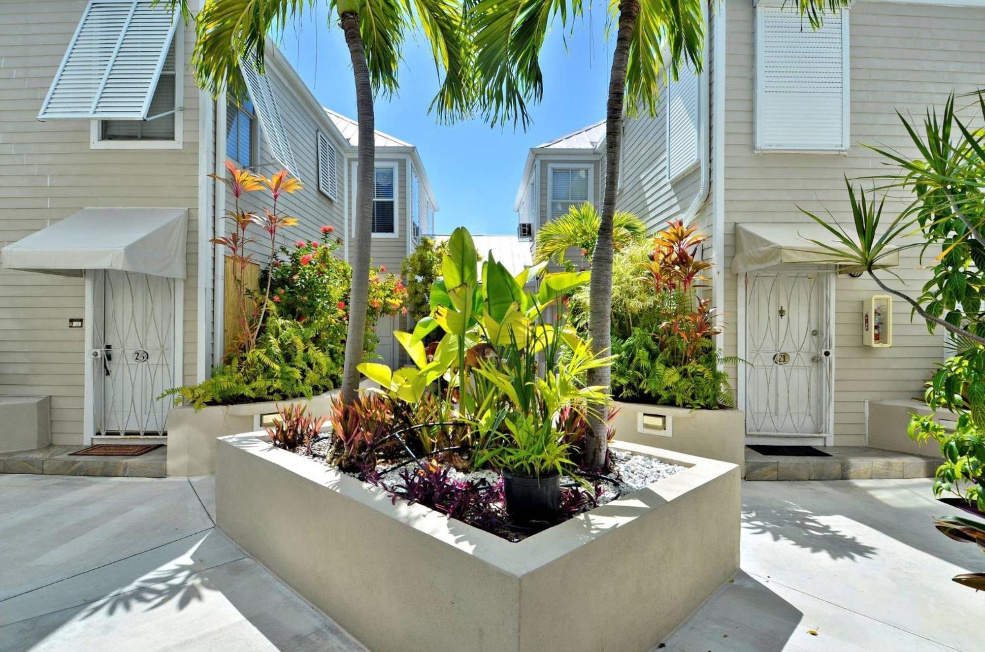 Holiday home Duval Breeze By Avantstay Great Location Close To Nightlife Shared Pool Week Long *