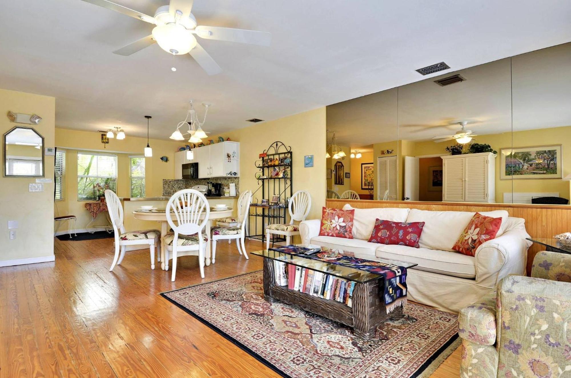 Holiday home Duval Breeze By Avantstay Great Location Close To Nightlife Shared Pool Week Long
