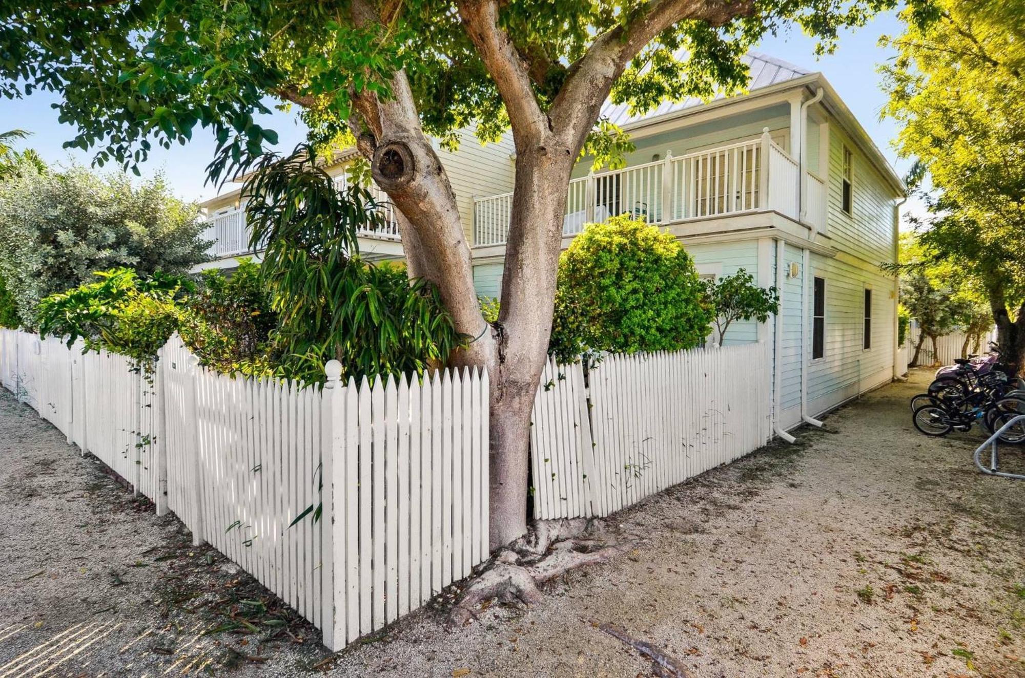 Lavender Jungle By Avantstay Great Location W Patio Shared Pool Week Long Only Holiday home Key West