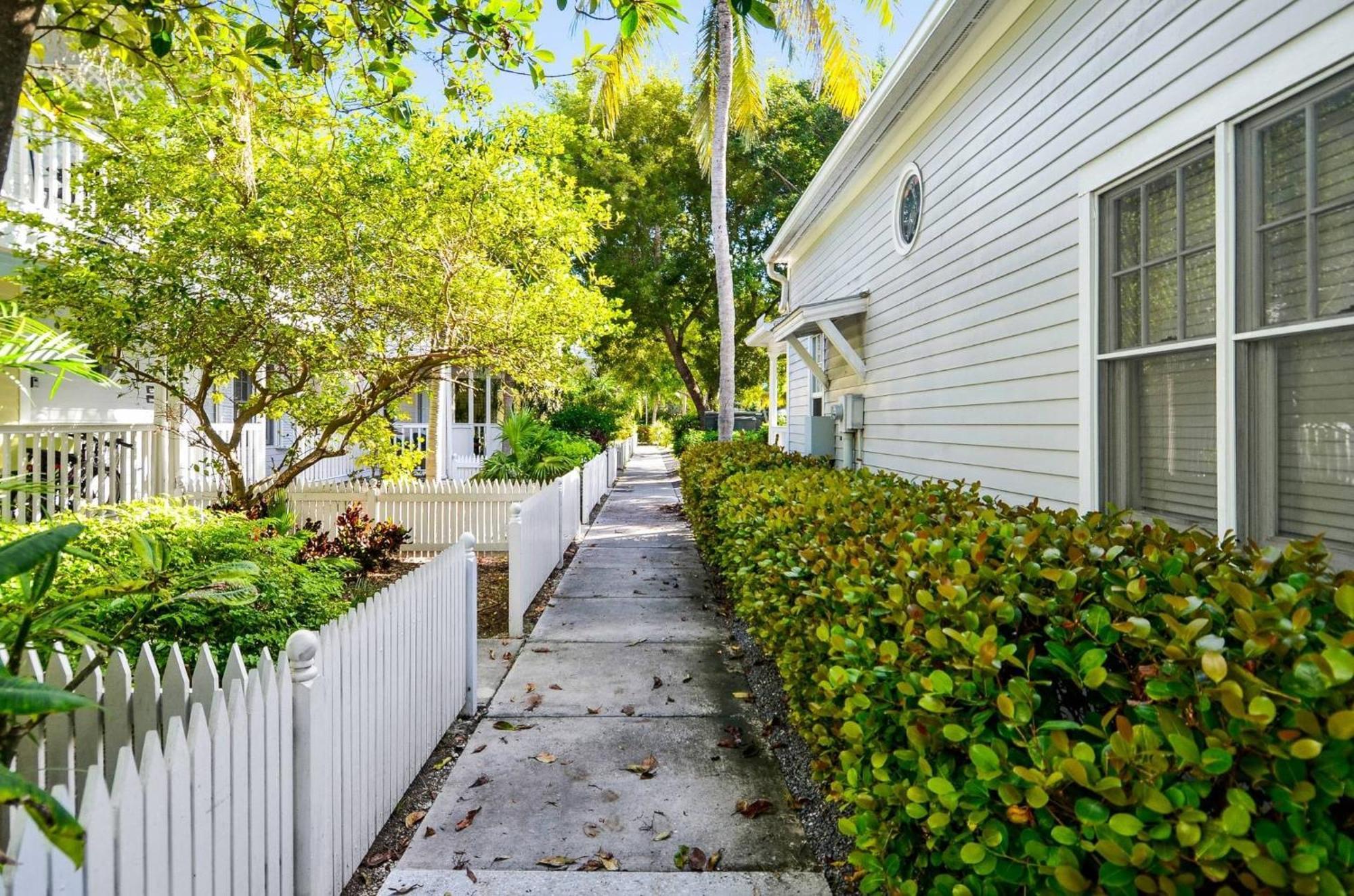 Holiday home Lavender Jungle By Avantstay Great Location W Patio Shared Pool Week Long Only Key West