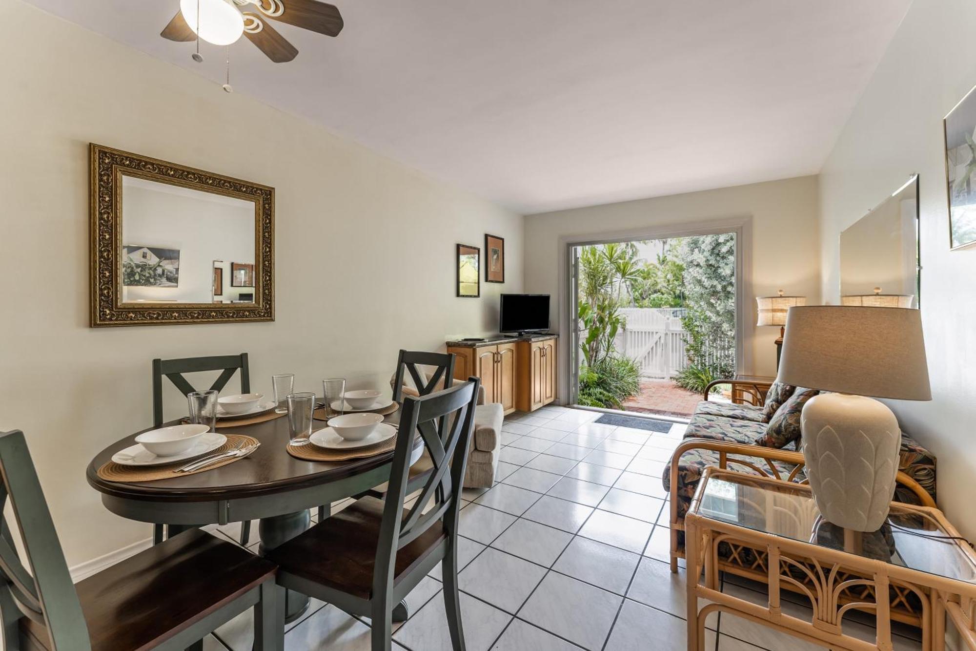 Conch Adventure By Avantstay Great Location W Patio Outdoor Dining And Shared Pool Week Long Key West