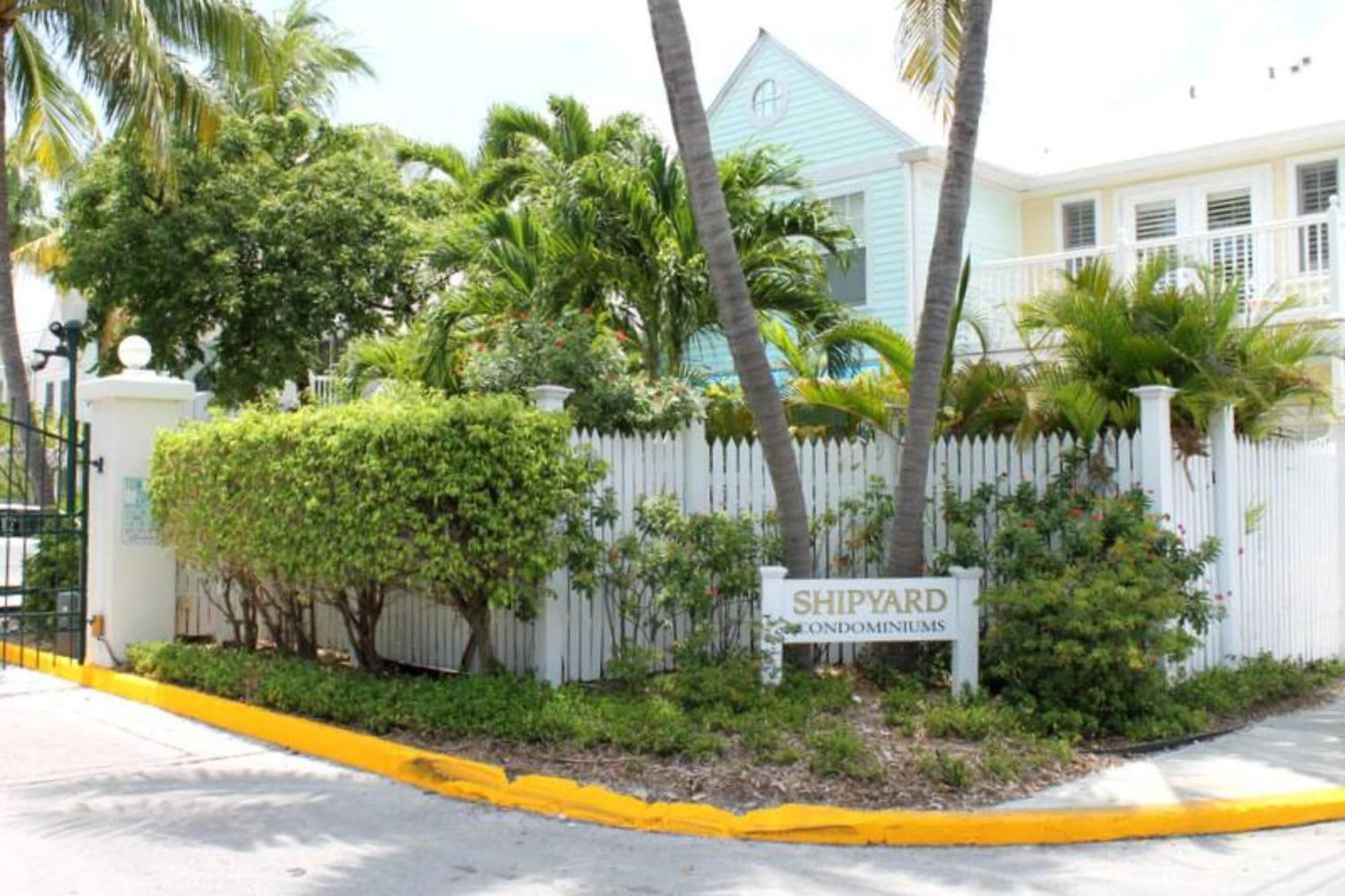 Charming: Poolside Retreat Near Zachary Taylor Holiday home