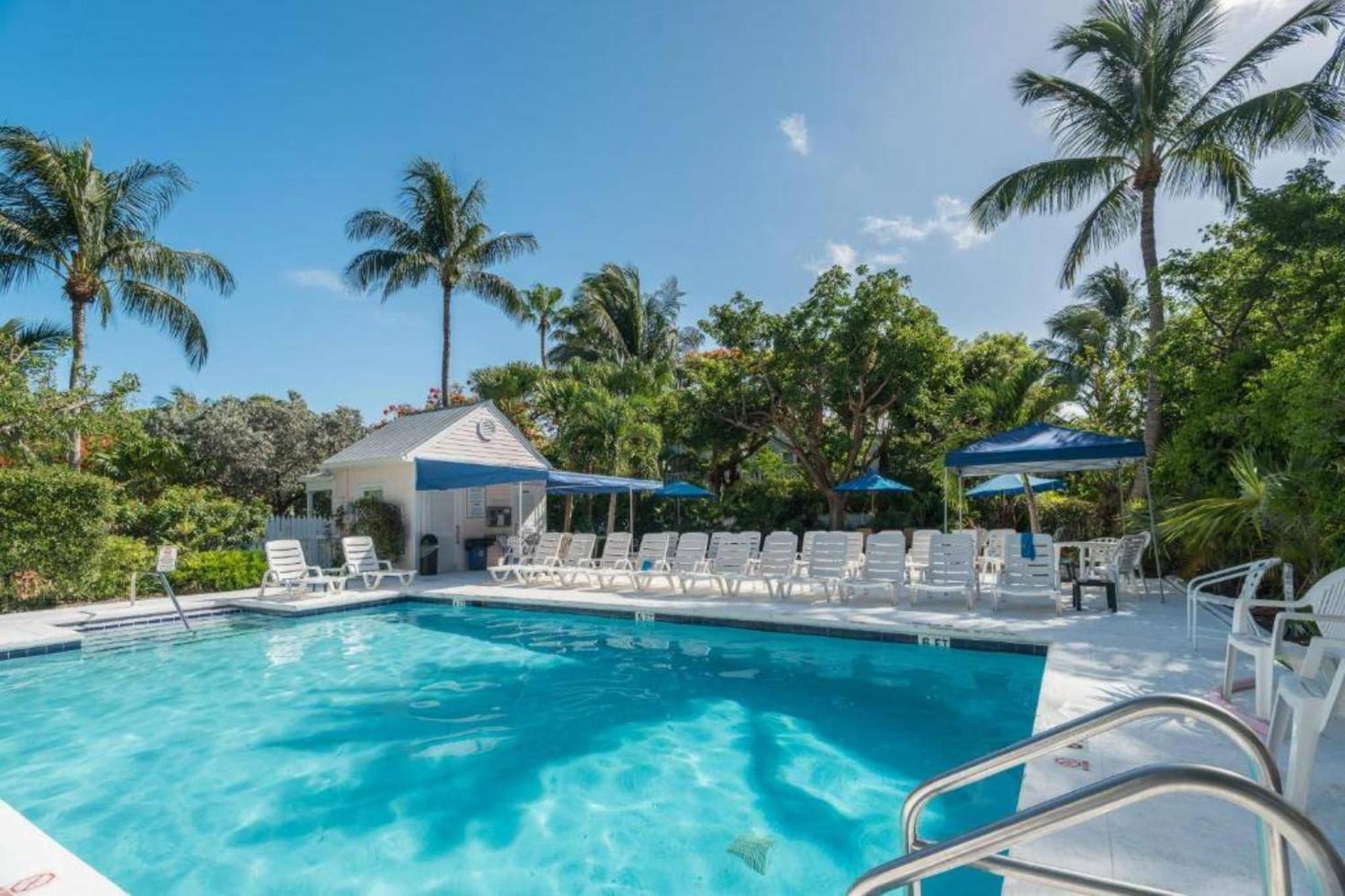 Charming: Poolside Retreat Near Zachary Taylor Holiday home *