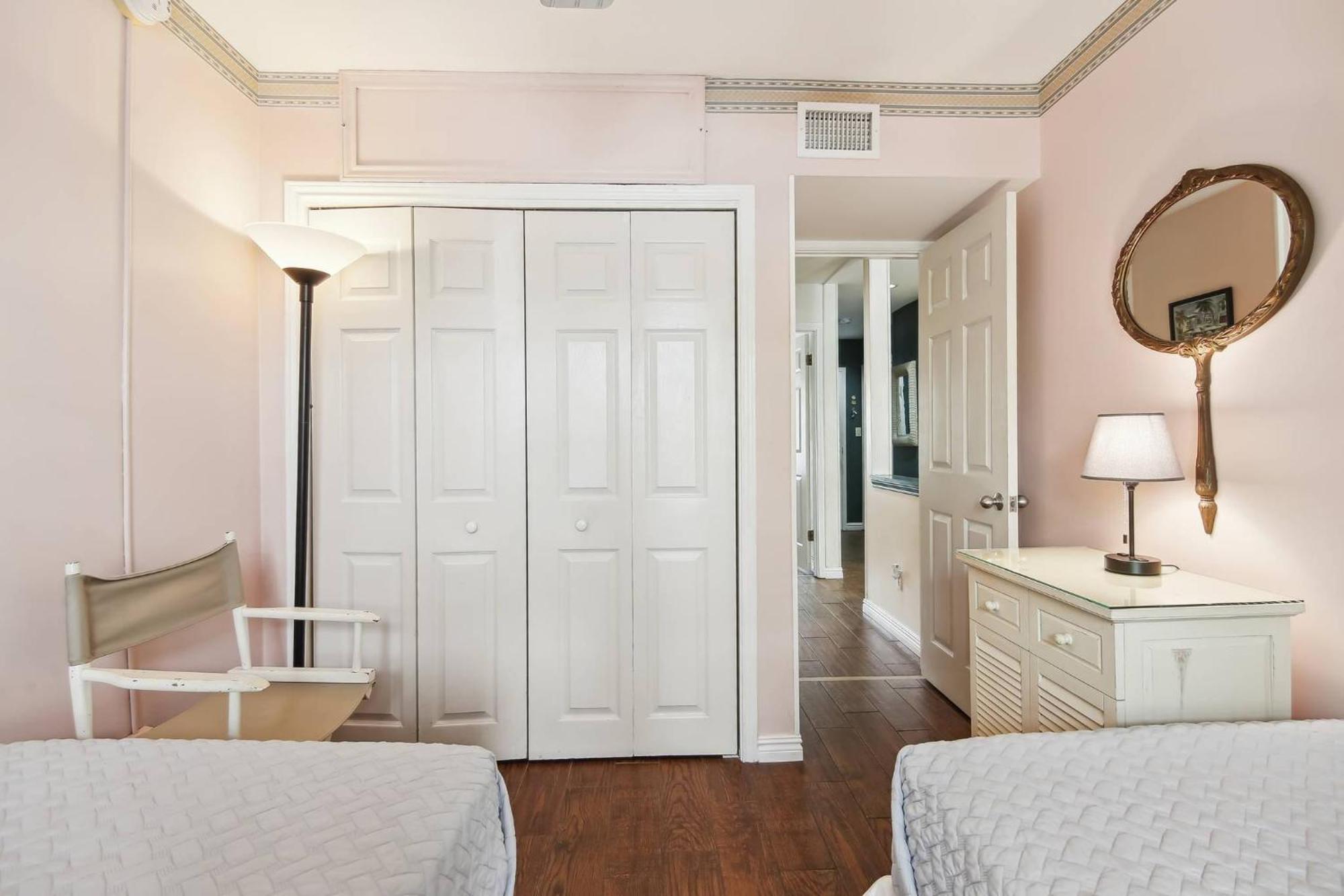 Charming: Poolside Retreat Near Zachary Taylor Holiday home *
