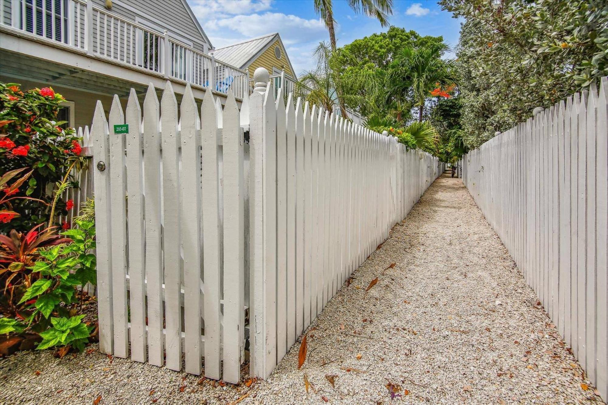 Charming: Poolside Retreat Near Zachary Taylor Key West