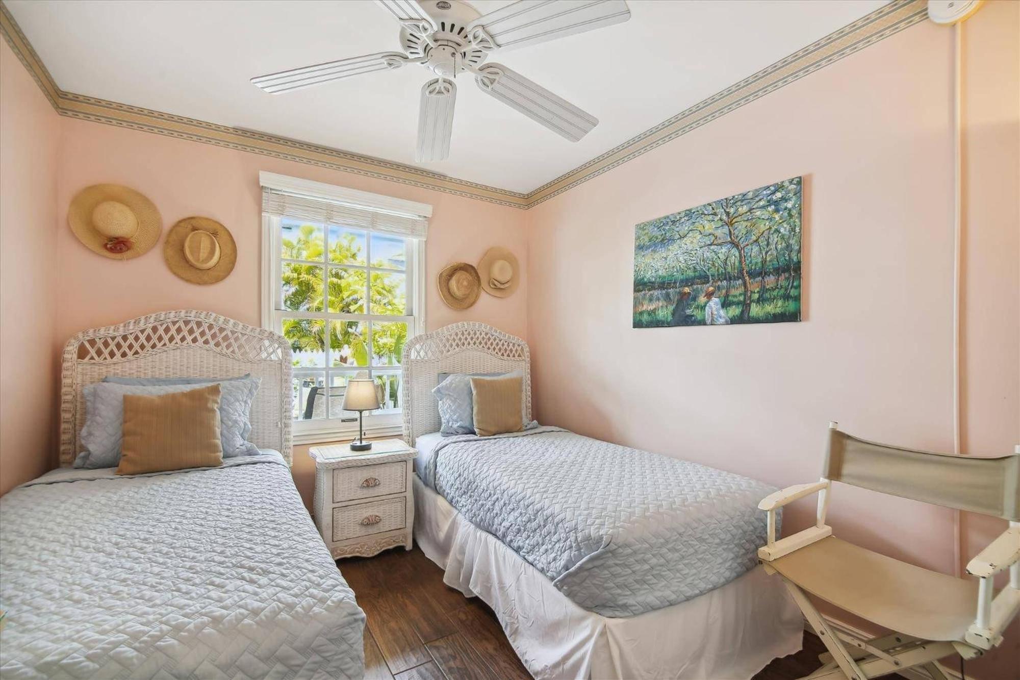 Charming: Poolside Retreat Near Zachary Taylor Holiday home *