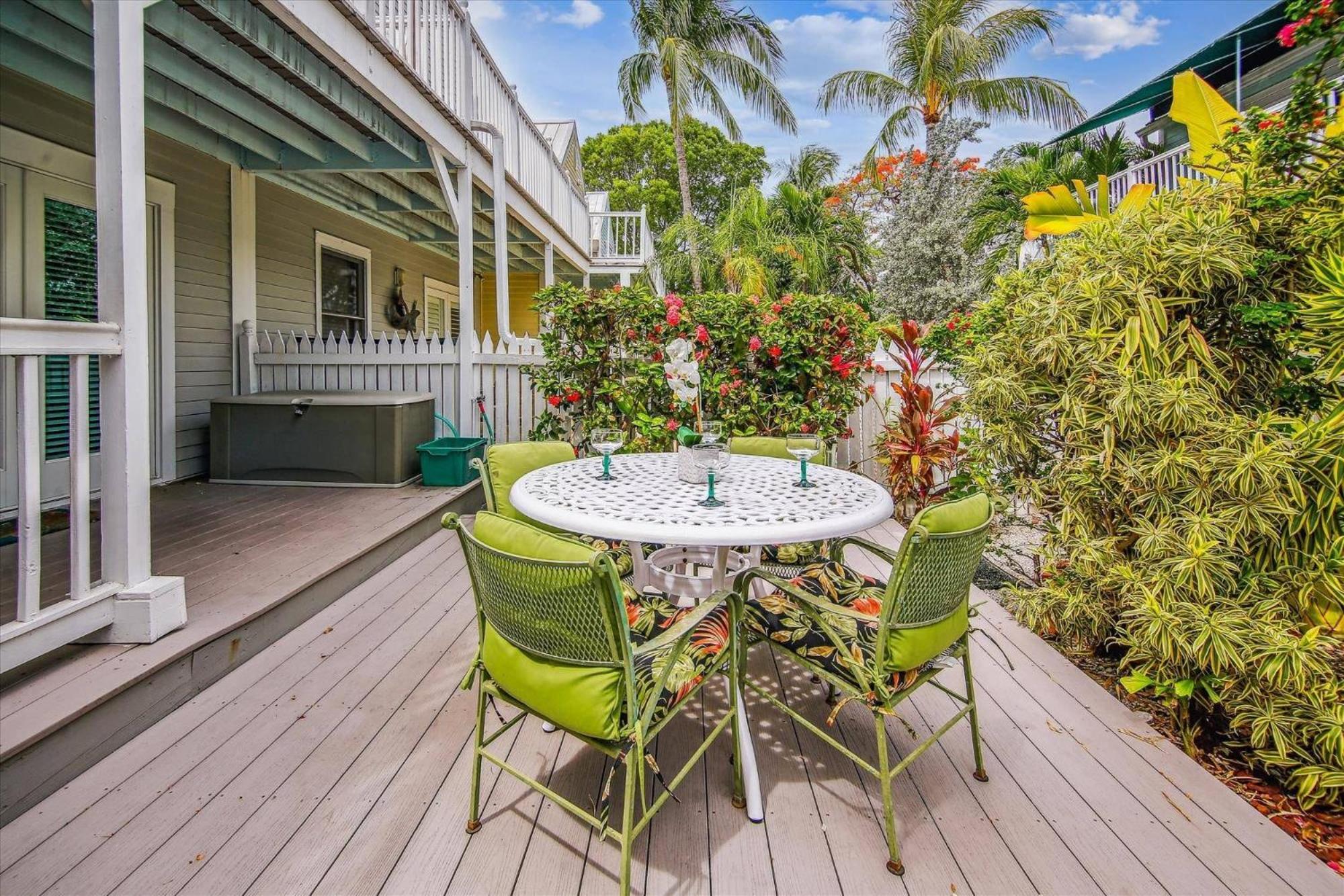 Charming: Poolside Retreat Near Zachary Taylor Holiday home Key West
