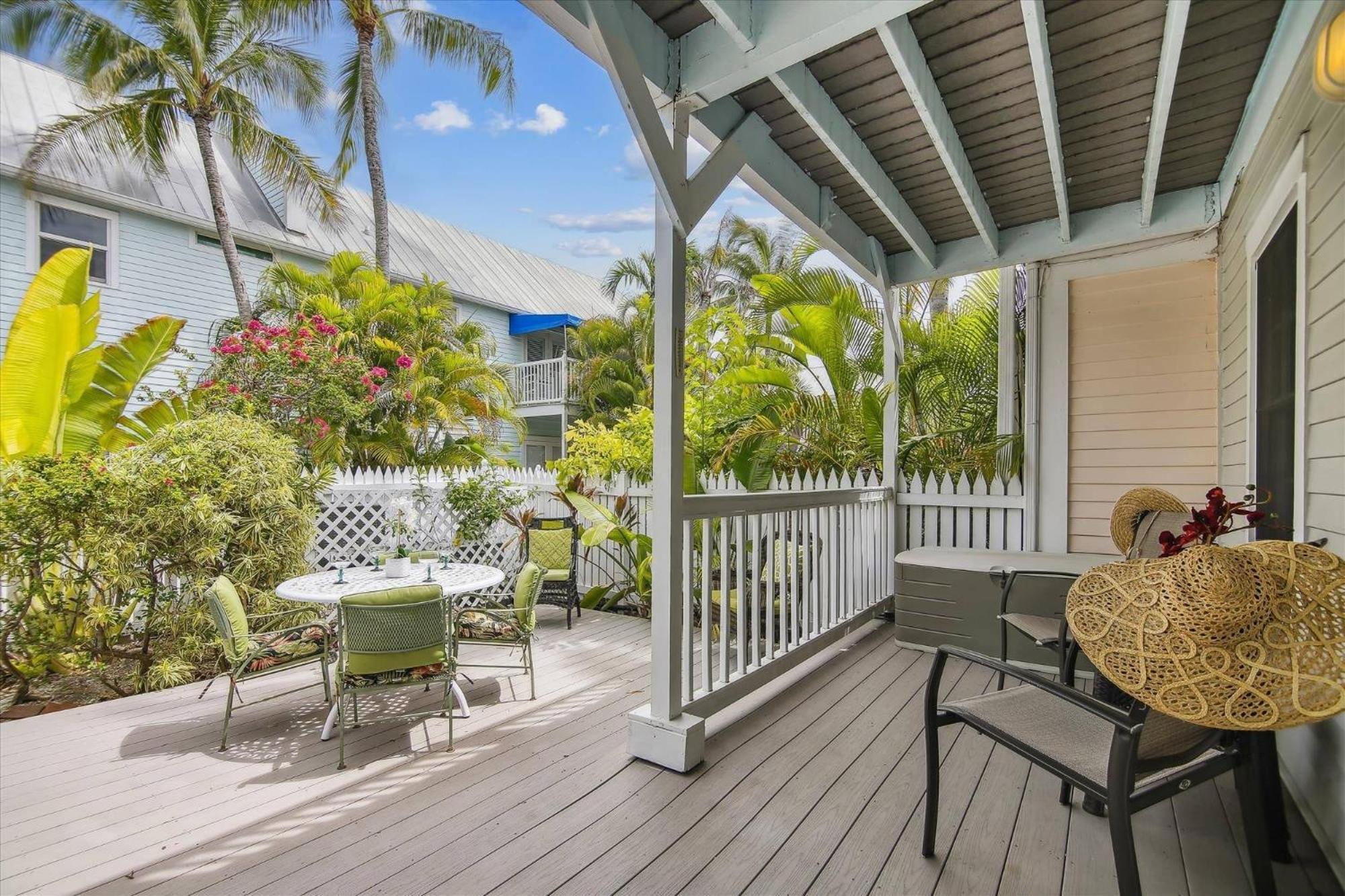 Charming: Poolside Retreat Near Zachary Taylor *