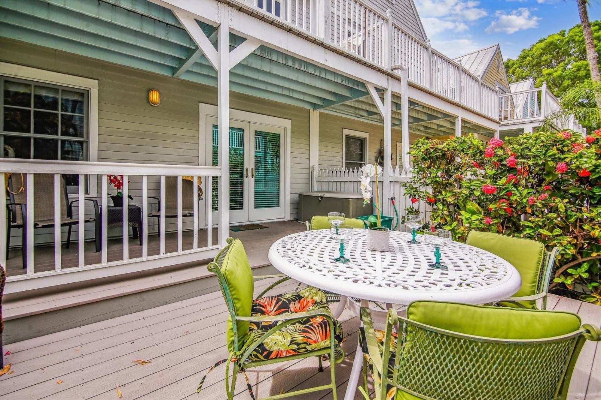 Charming: Poolside Retreat Near Zachary Taylor * Key West