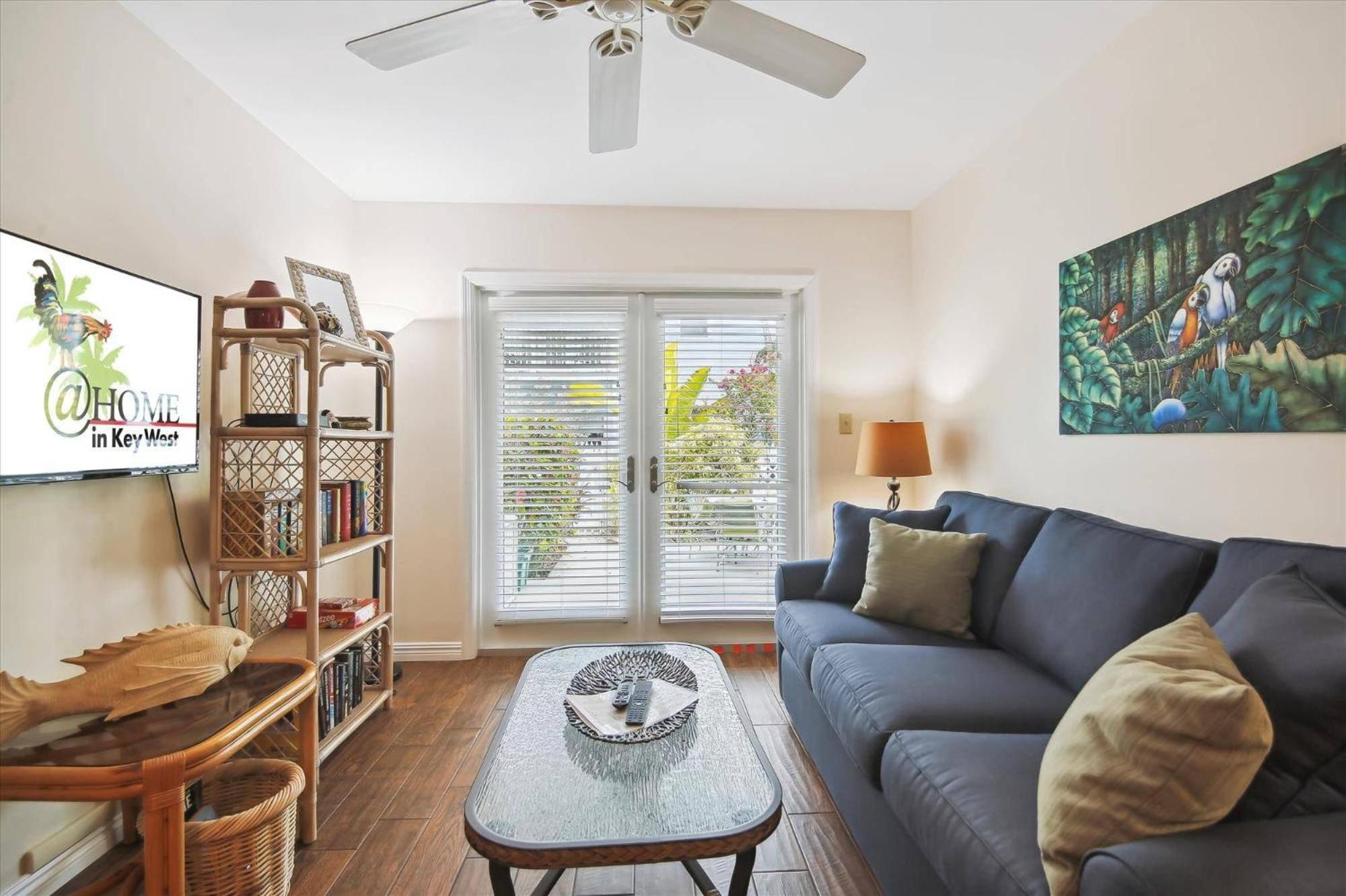 Charming: Poolside Retreat Near Zachary Taylor