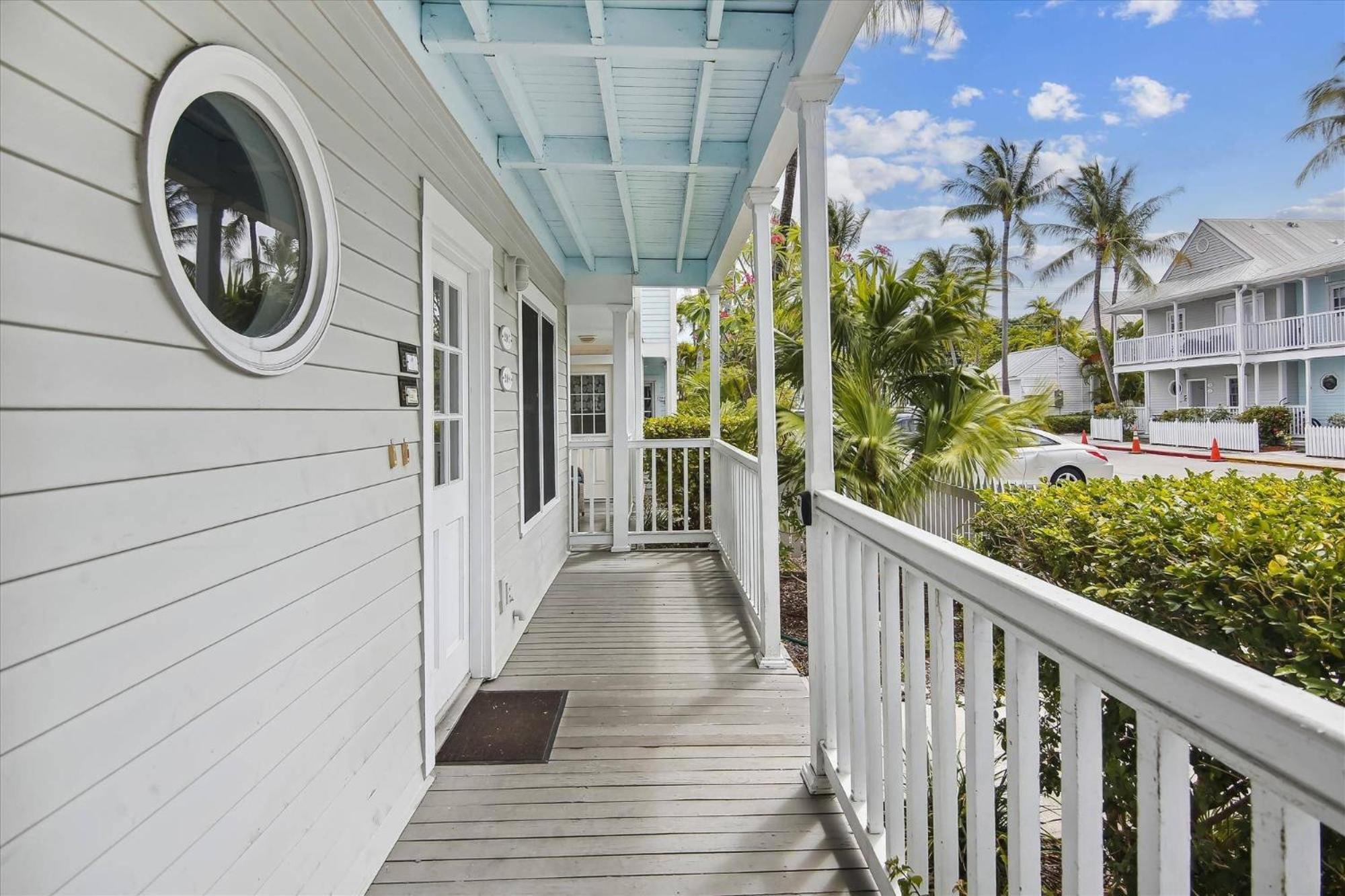 Charming: Poolside Retreat Near Zachary Taylor