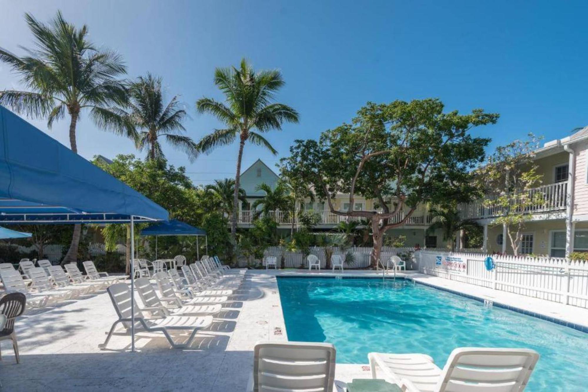 Charming: Poolside Retreat Near Zachary Taylor