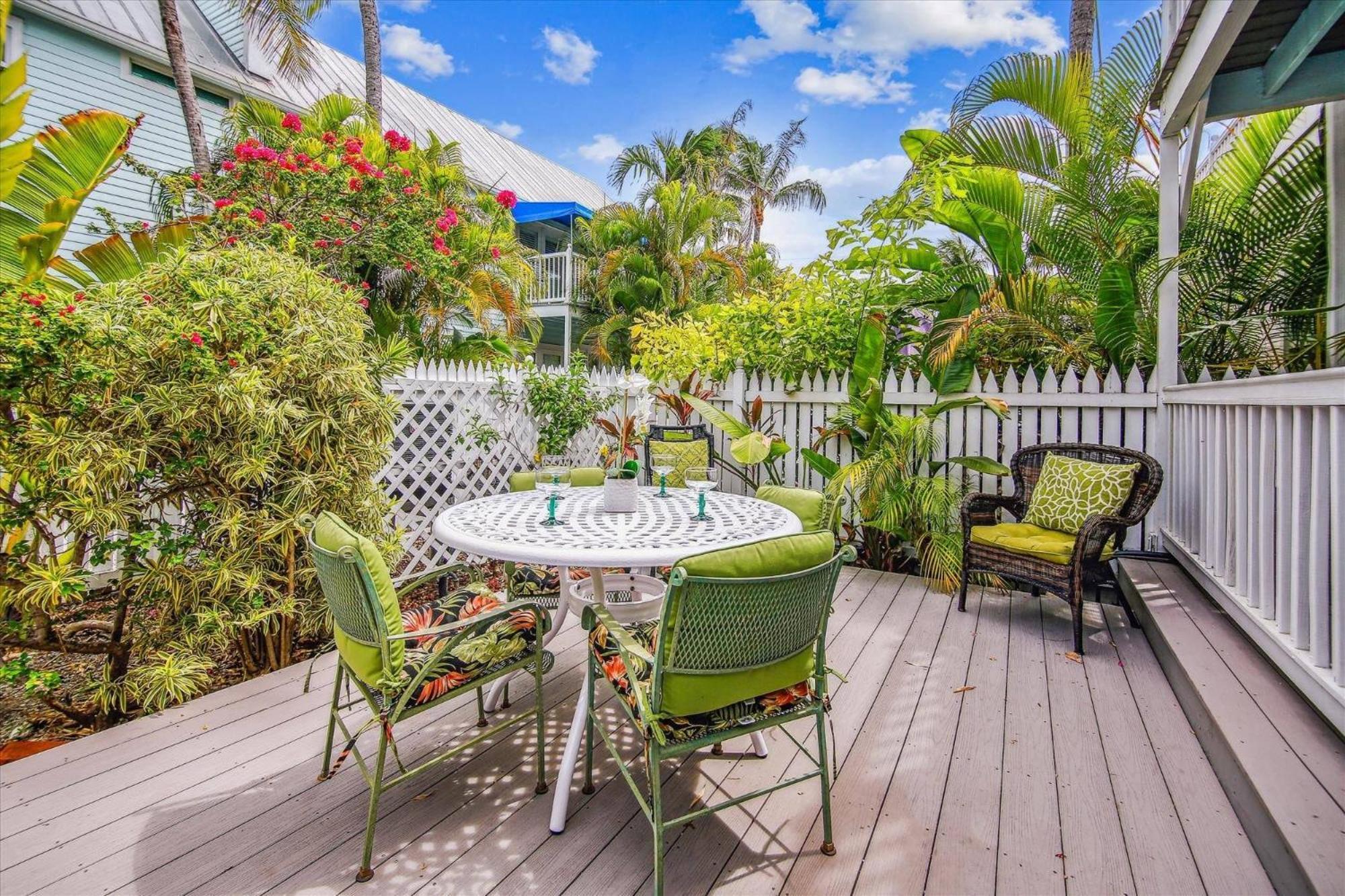 Charming: Poolside Retreat Near Zachary Taylor Holiday home