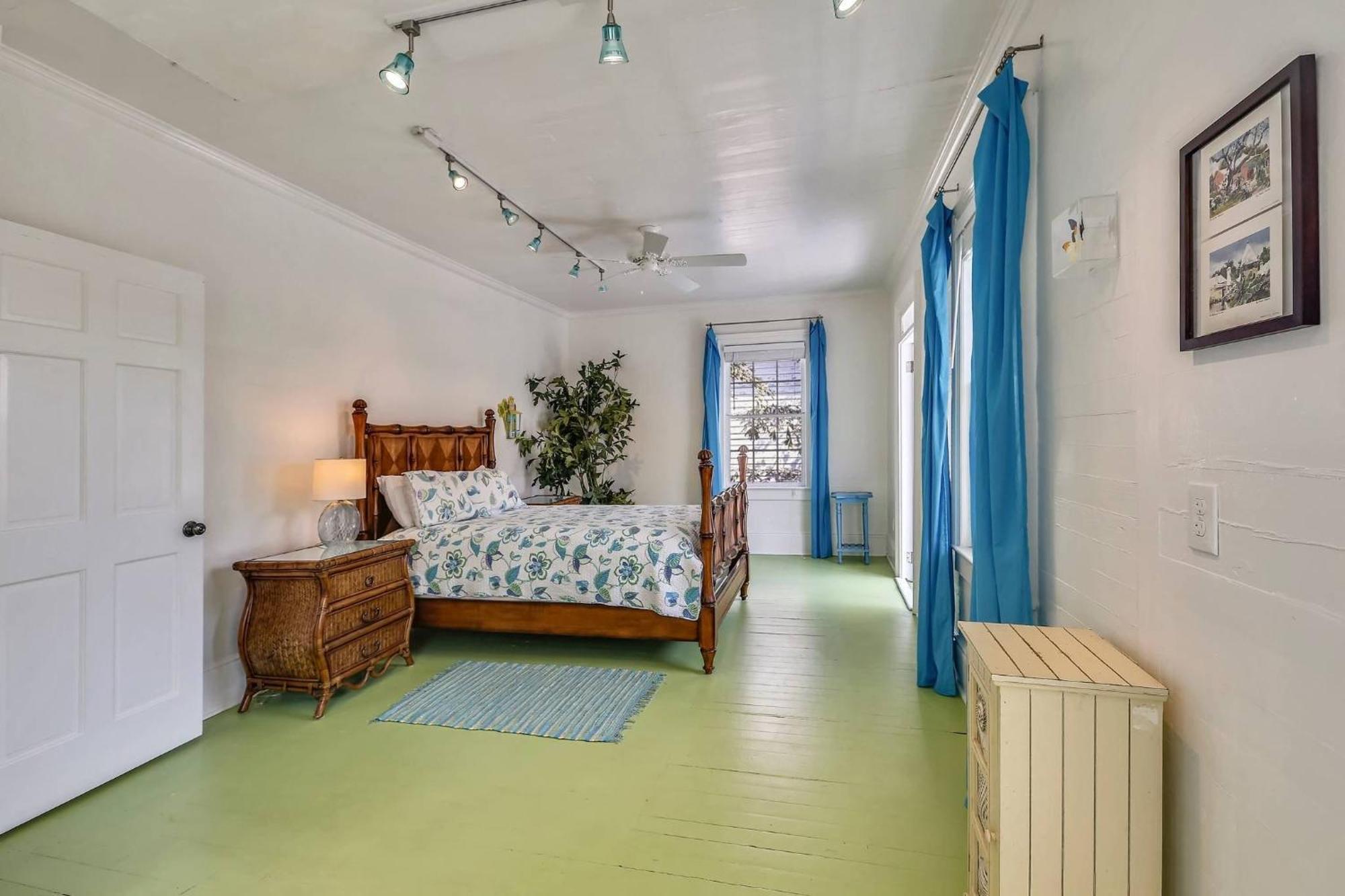 Holiday home Lighthouse By Avantstay Walk To Southernmost Point W Private Pool Patio Month Long Key West
