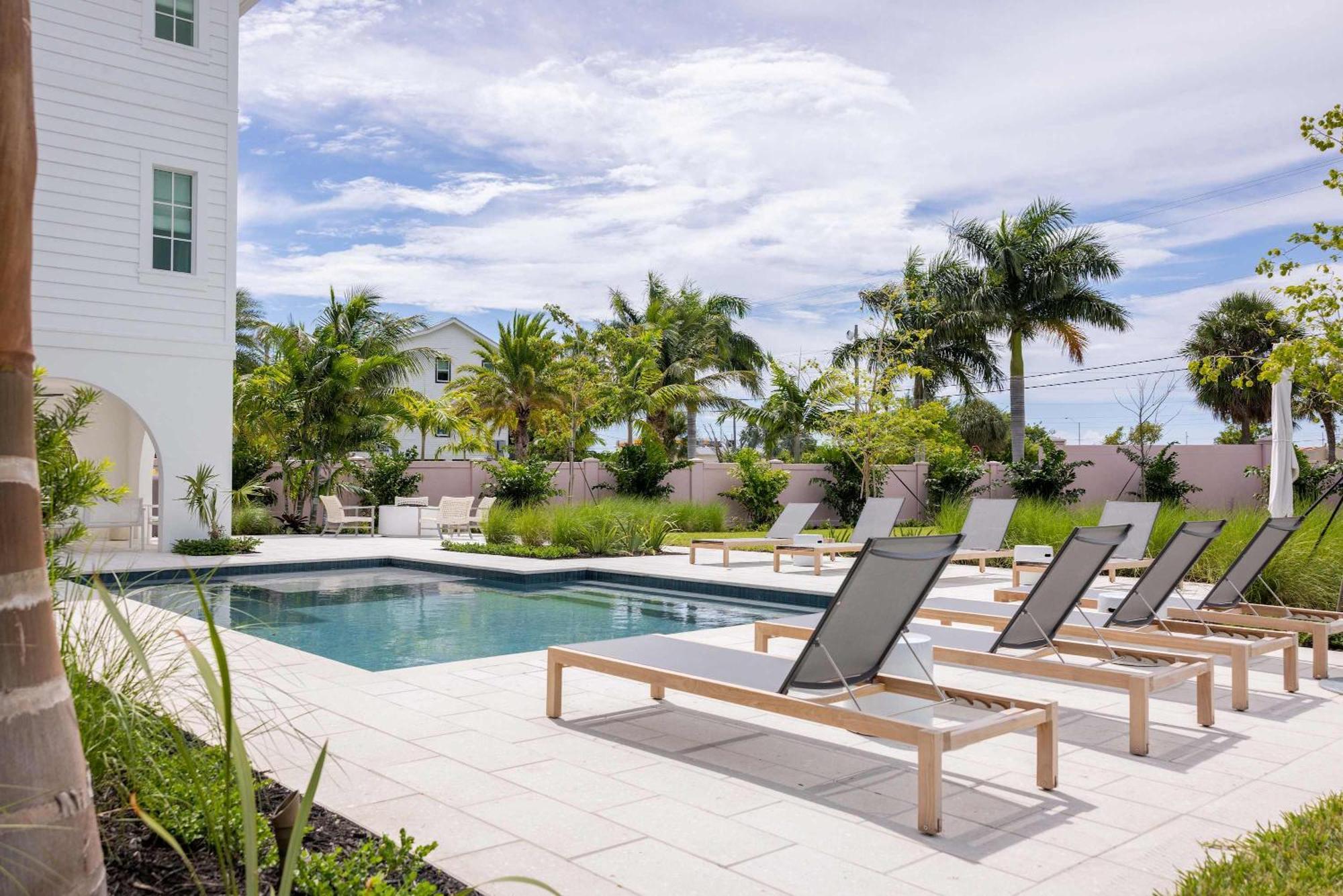 Brand New & Private Pool - Palmgale House
