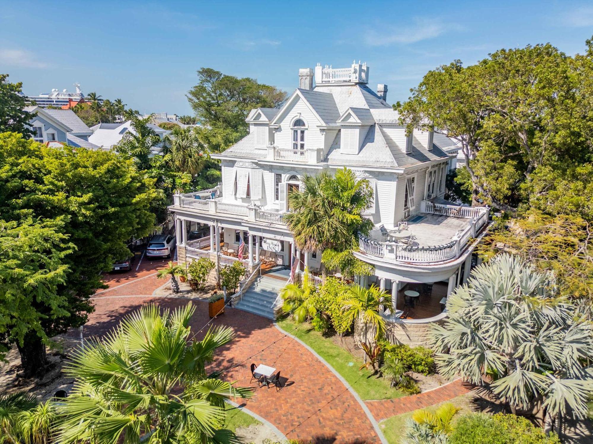Classic Queen - Curry Mansion With Heated Pool Inn