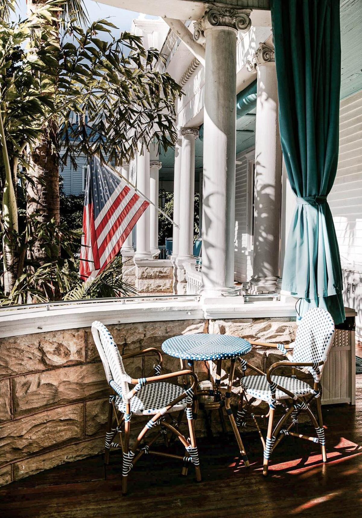 Classic Queen - Curry Mansion With Heated Pool Inn