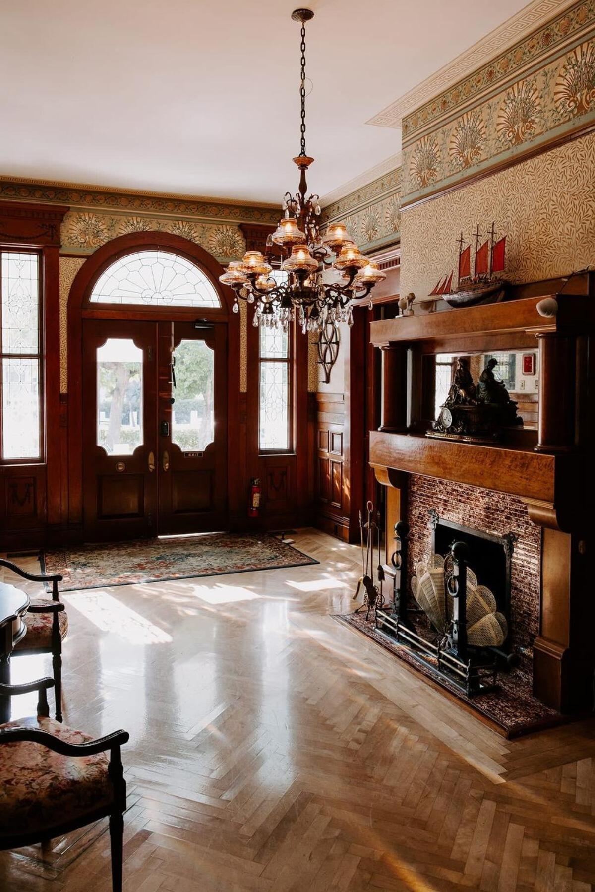 Classic Queen - Curry Mansion With Heated Pool Inn *
