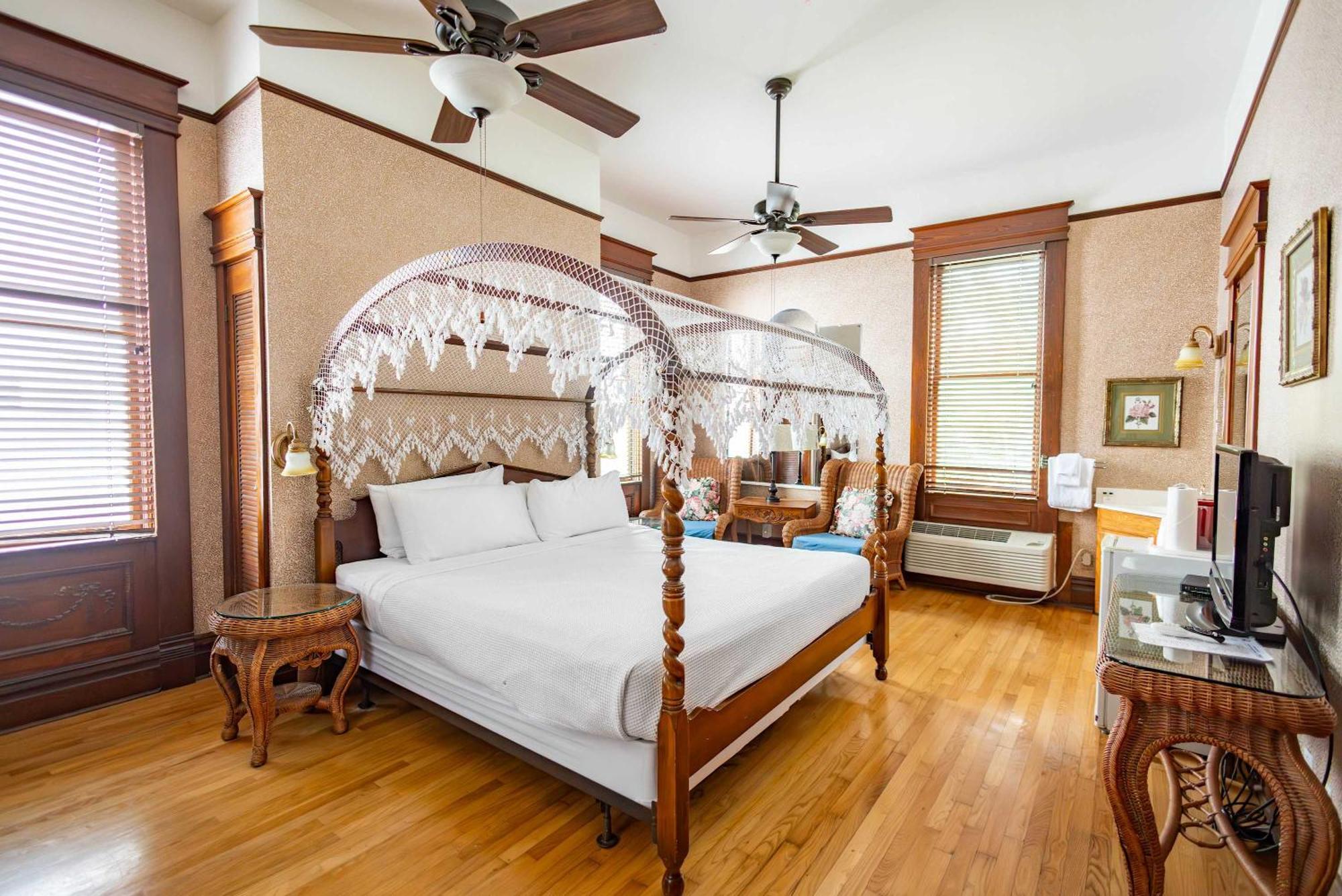 Inn Classic King With Balcony At Curry Mansion