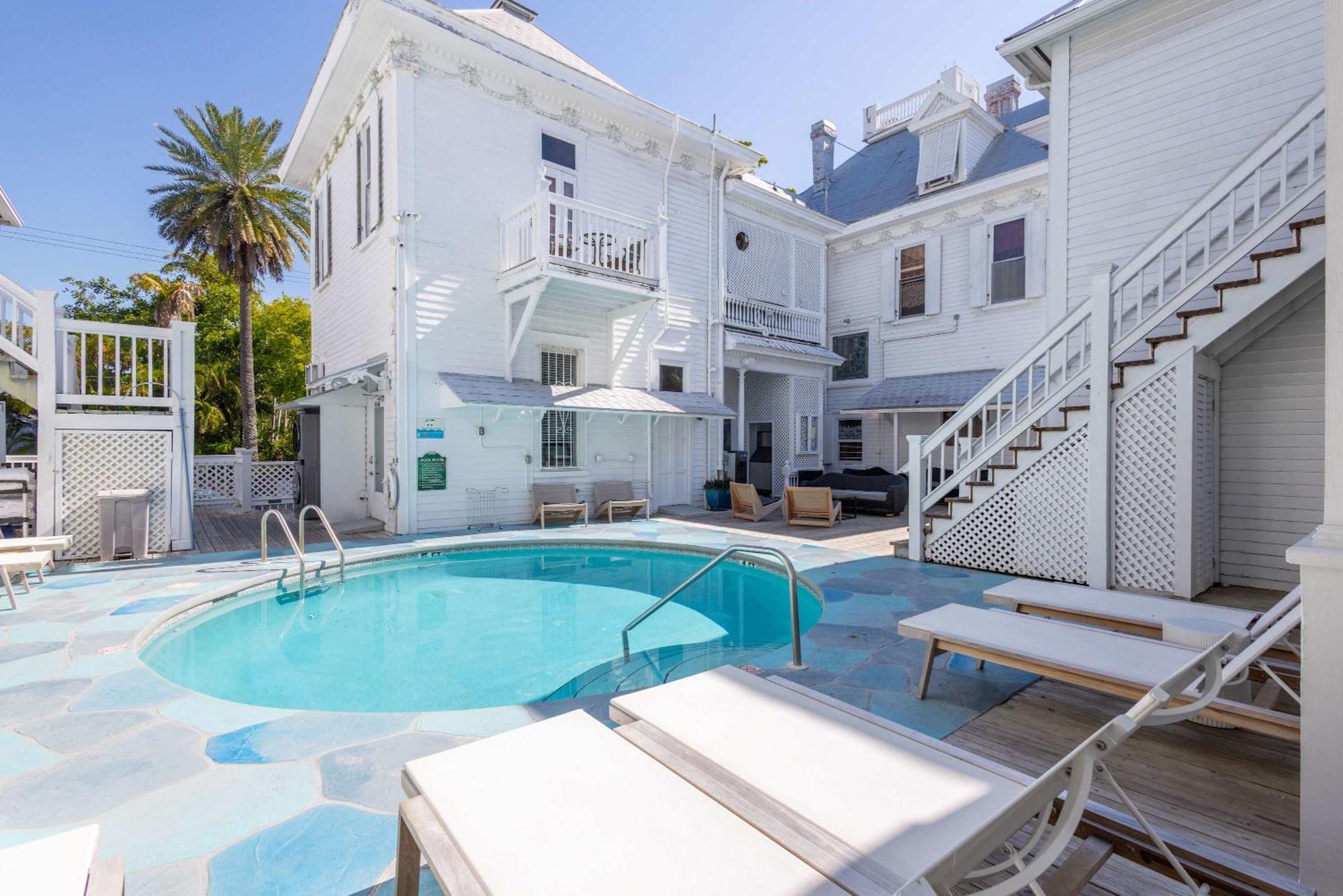 Deluxe King - Curry Mansion With Pool! *