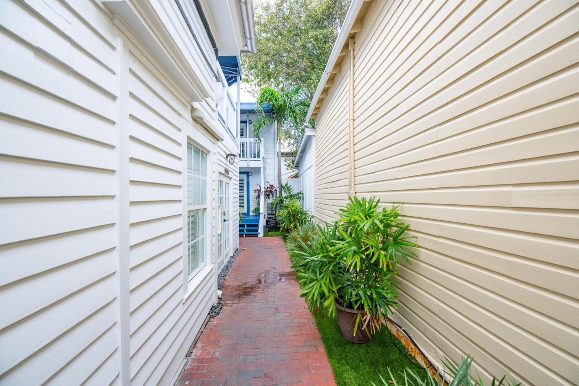 Apartment Citrus Queen At Custom House Key West