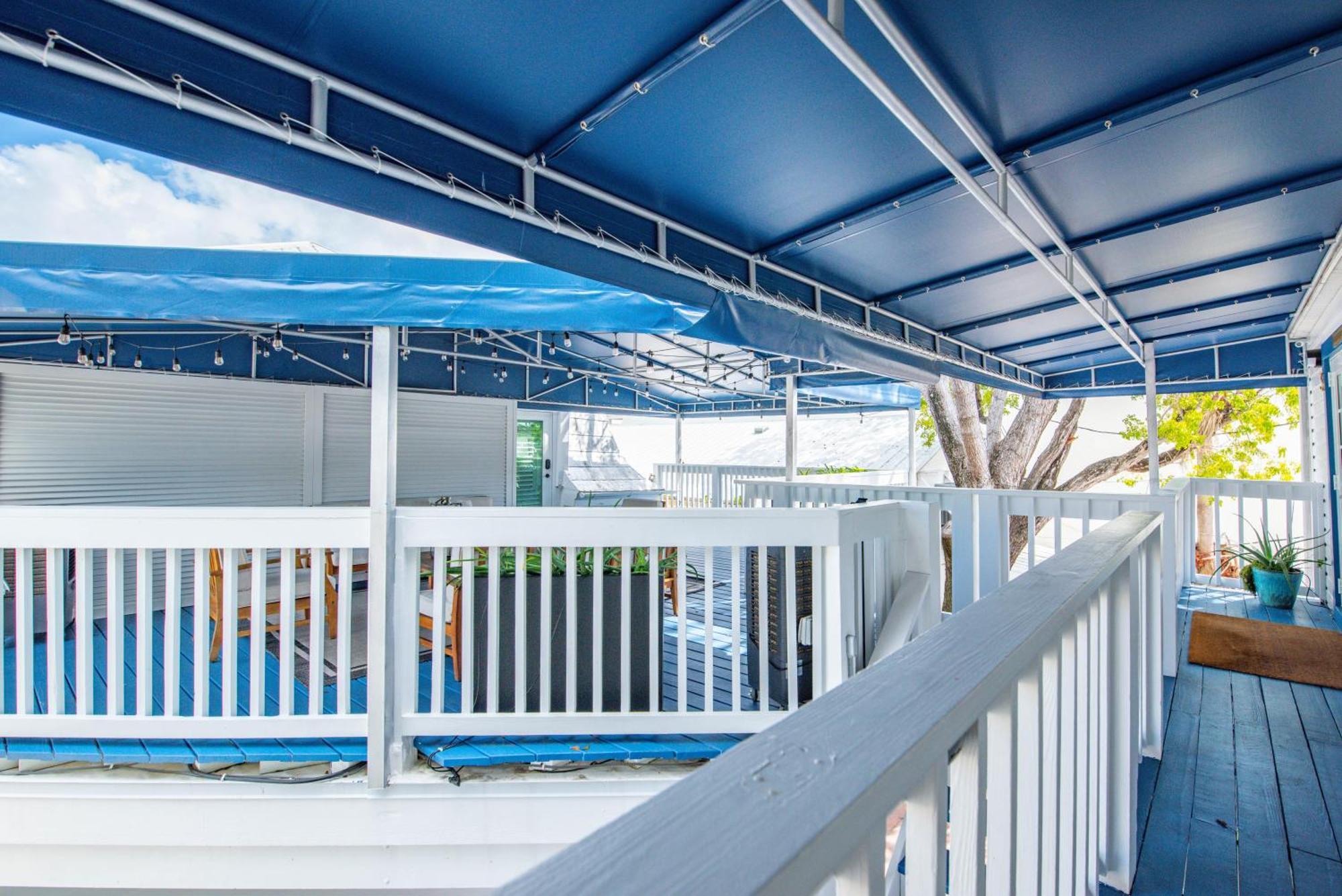 Apartment Chicken Run At Custom House Key West