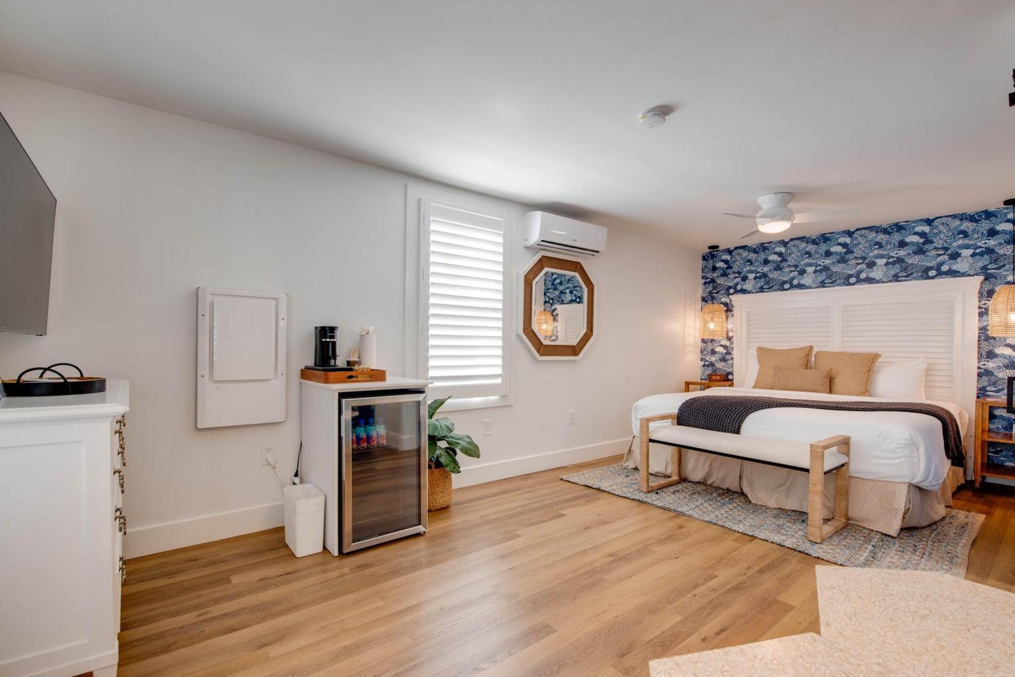 Underwater At Custom House Apartment
