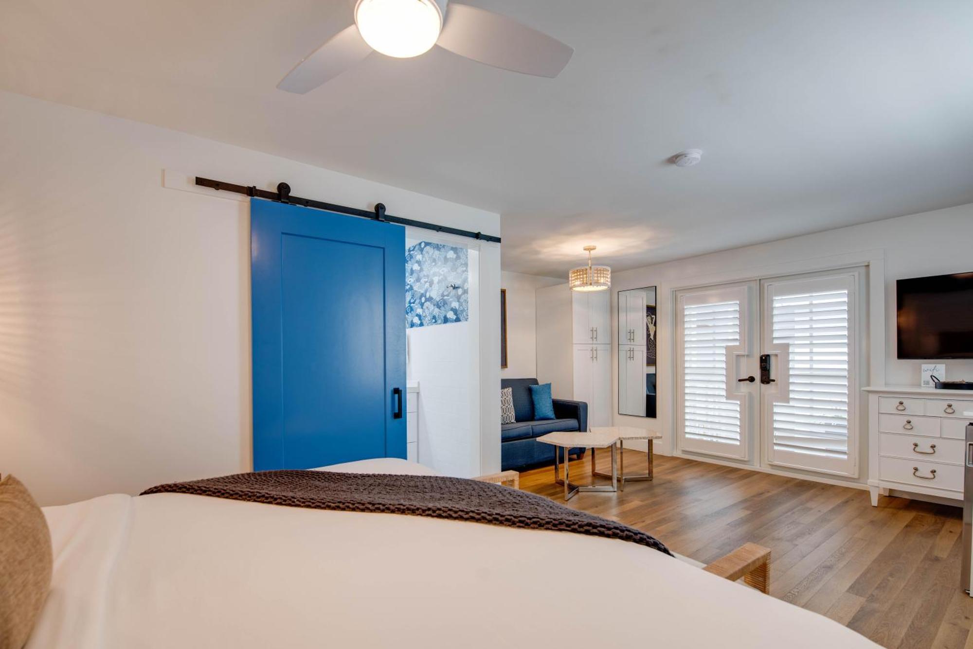 Underwater At Custom House Apartment