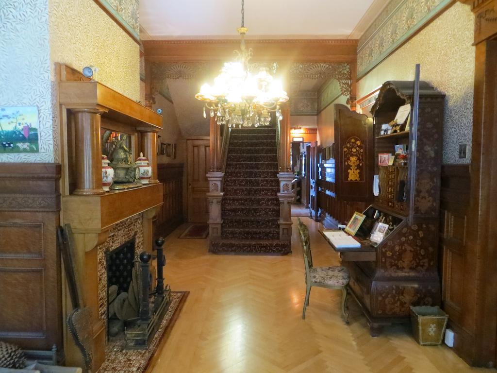 Amsterdam's Curry Mansion 3*