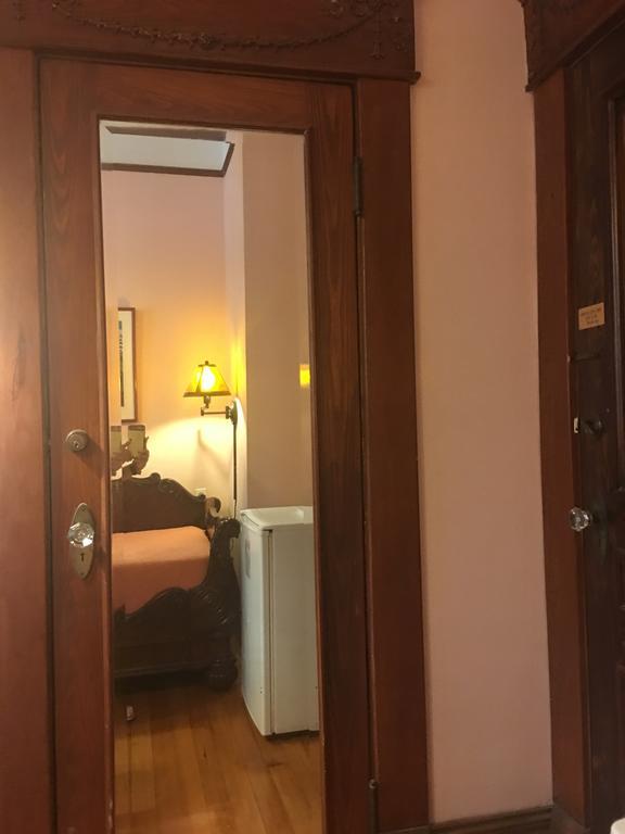 Amsterdam's Curry Mansion Bed & Breakfast 3*