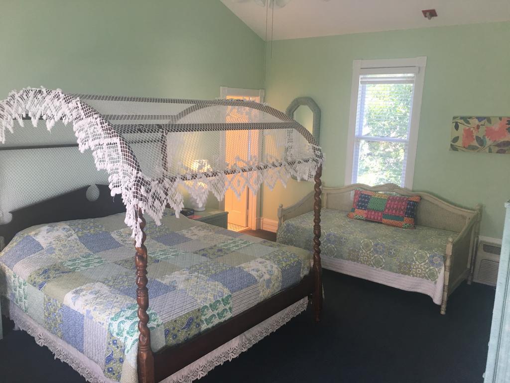 Amsterdam's Curry Mansion Bed & Breakfast 3*