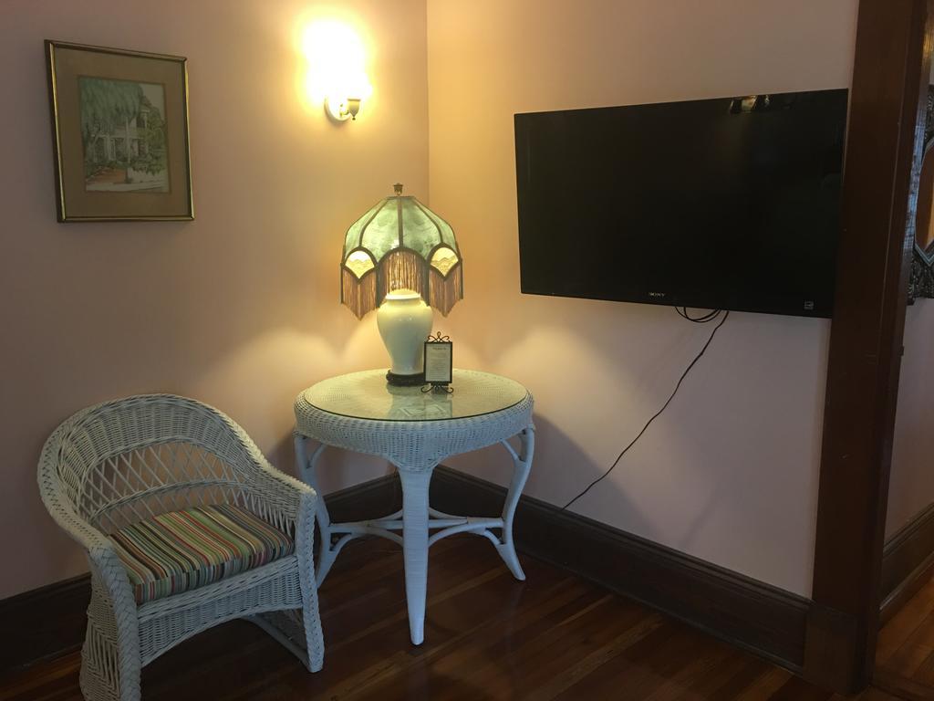 Amsterdam's Curry Mansion Bed & Breakfast 3*