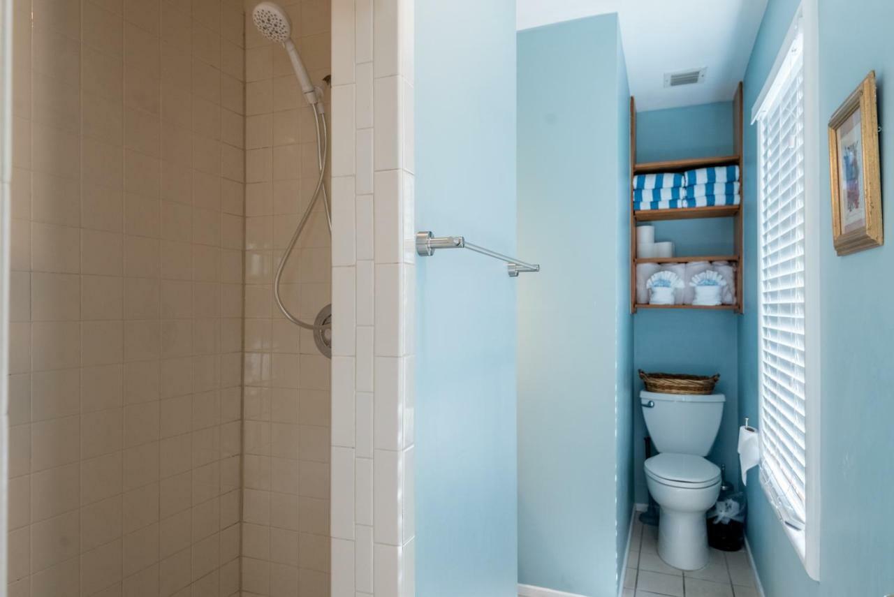 Kate's Krawl By Duval Holiday home *