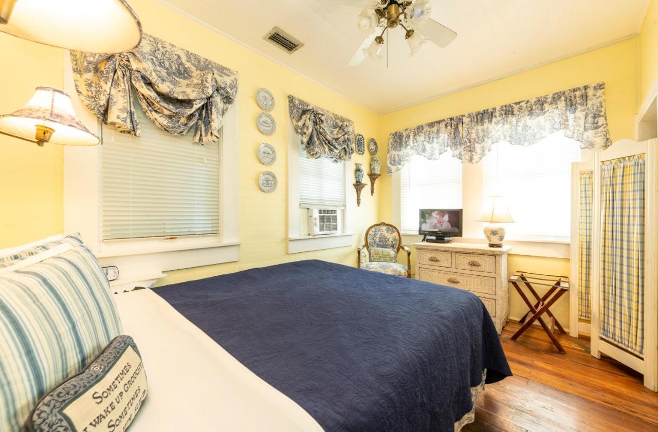 Knowles House - Adult Only Bed & Breakfast 3*