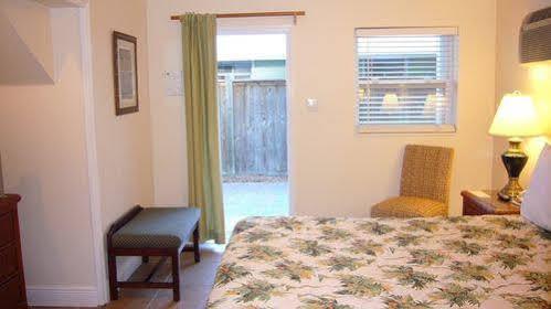Chelsea House - 3*
