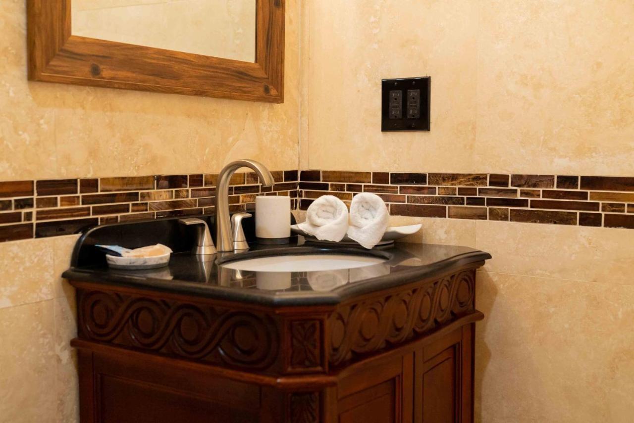Bed & Breakfast Southernmost Point & Garden Bar Key West