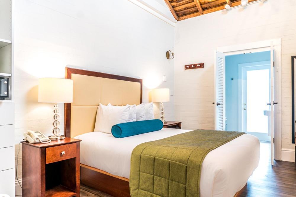 Chelsea House - 3*