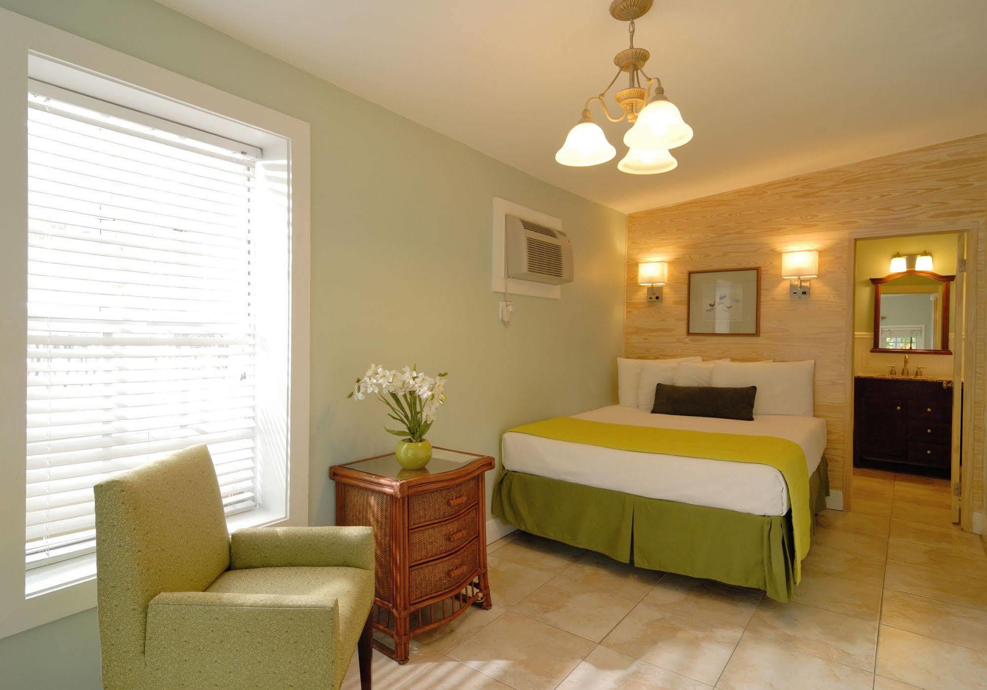 Chelsea House - 3*