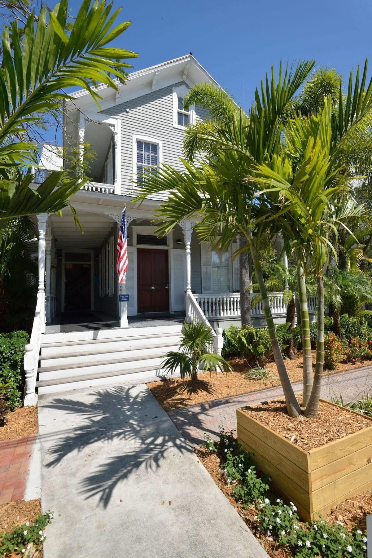 Chelsea House - 3*